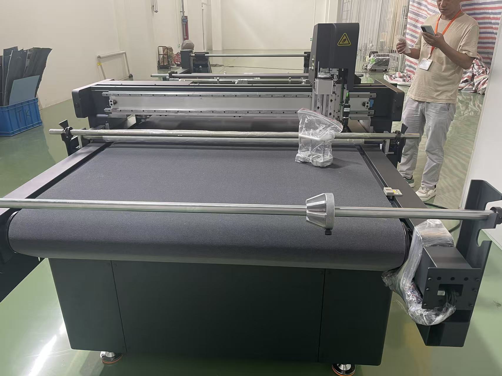 ZCCUTTER ZCRA1410 数字切割机在库尔兹产线调试现场