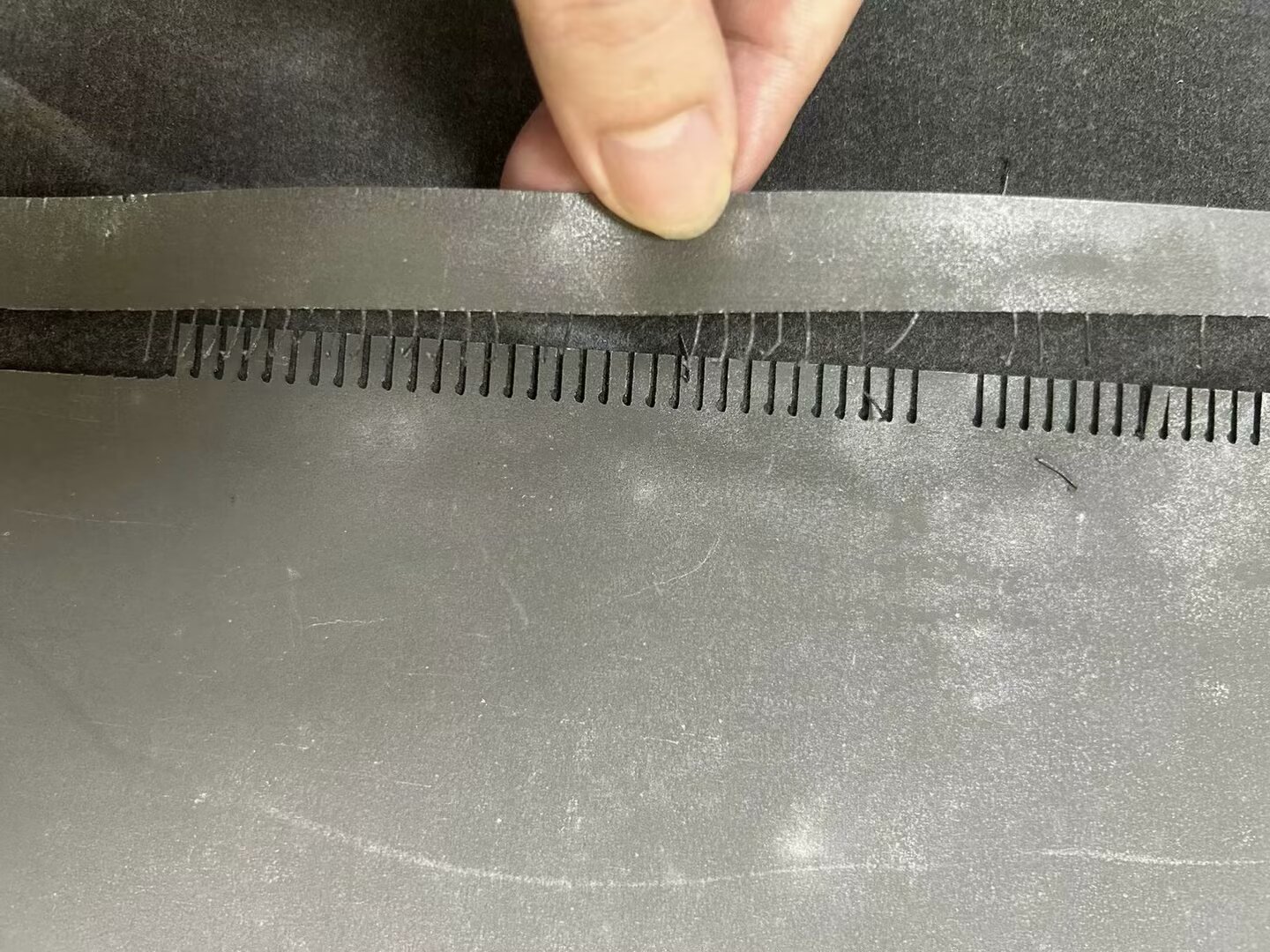 Moreray Tech - Equipment Close-up in Operation - 数字切割机