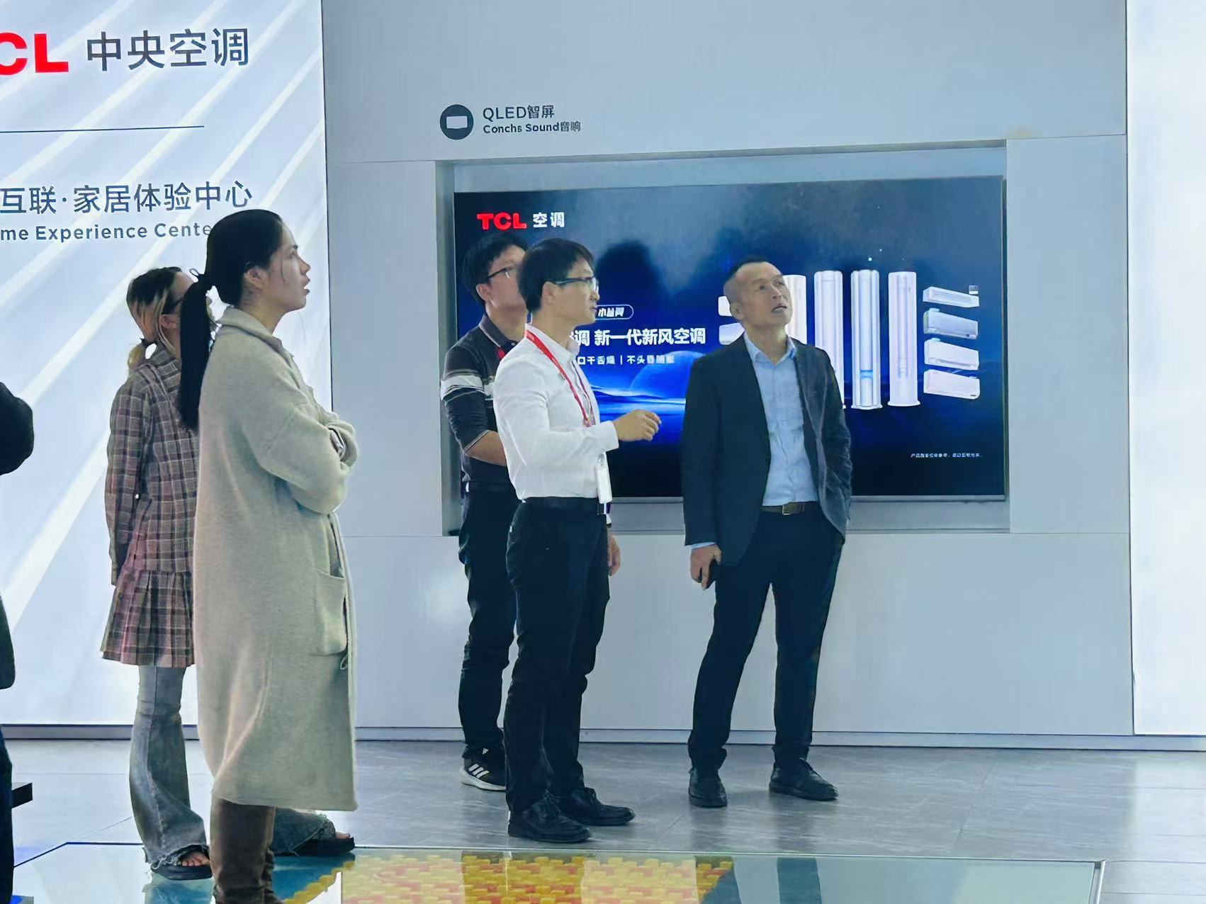 臻彩科技CEO邹志华先生参观学习TCL智能智造基地，提出结合臻彩科技开发定制方案，分享降本增效案例 - 数字切割机