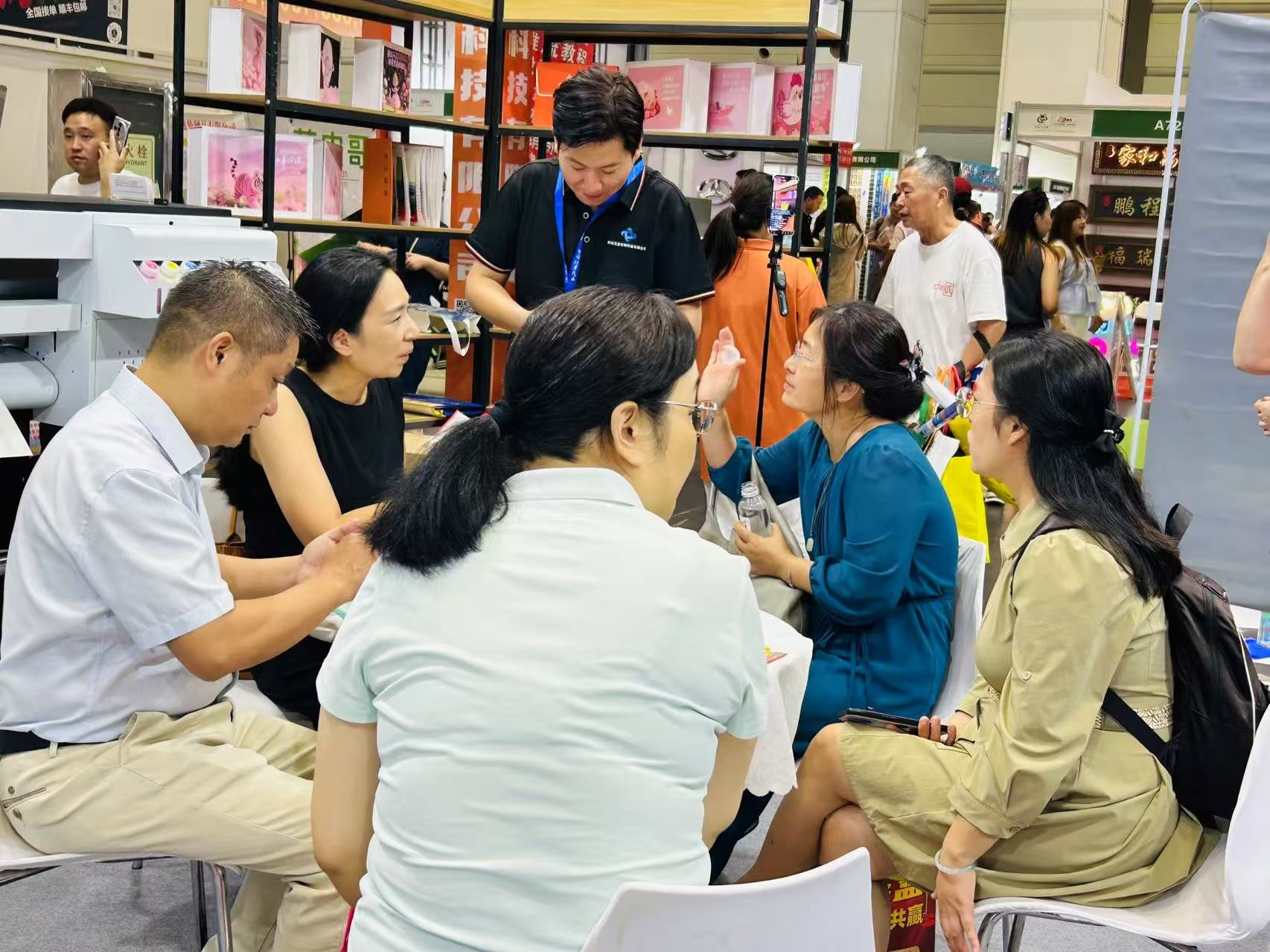 小批量包装定制郑州展风彩：风口褪去，东莞臻彩科技用 15 年较真，让小订单成复购大生意 - 数字切割机