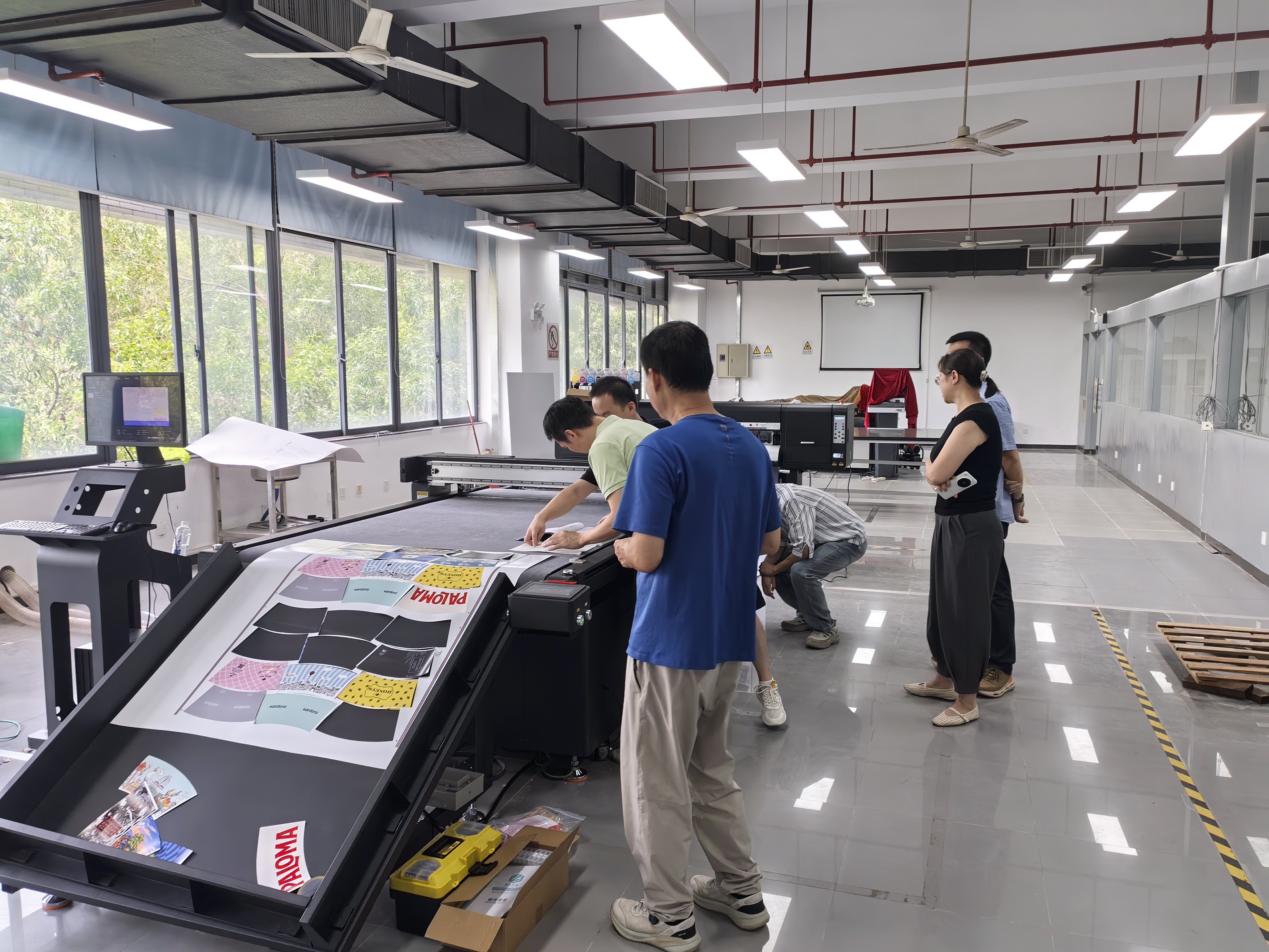 学员查看喷印后排版路径与材料定位