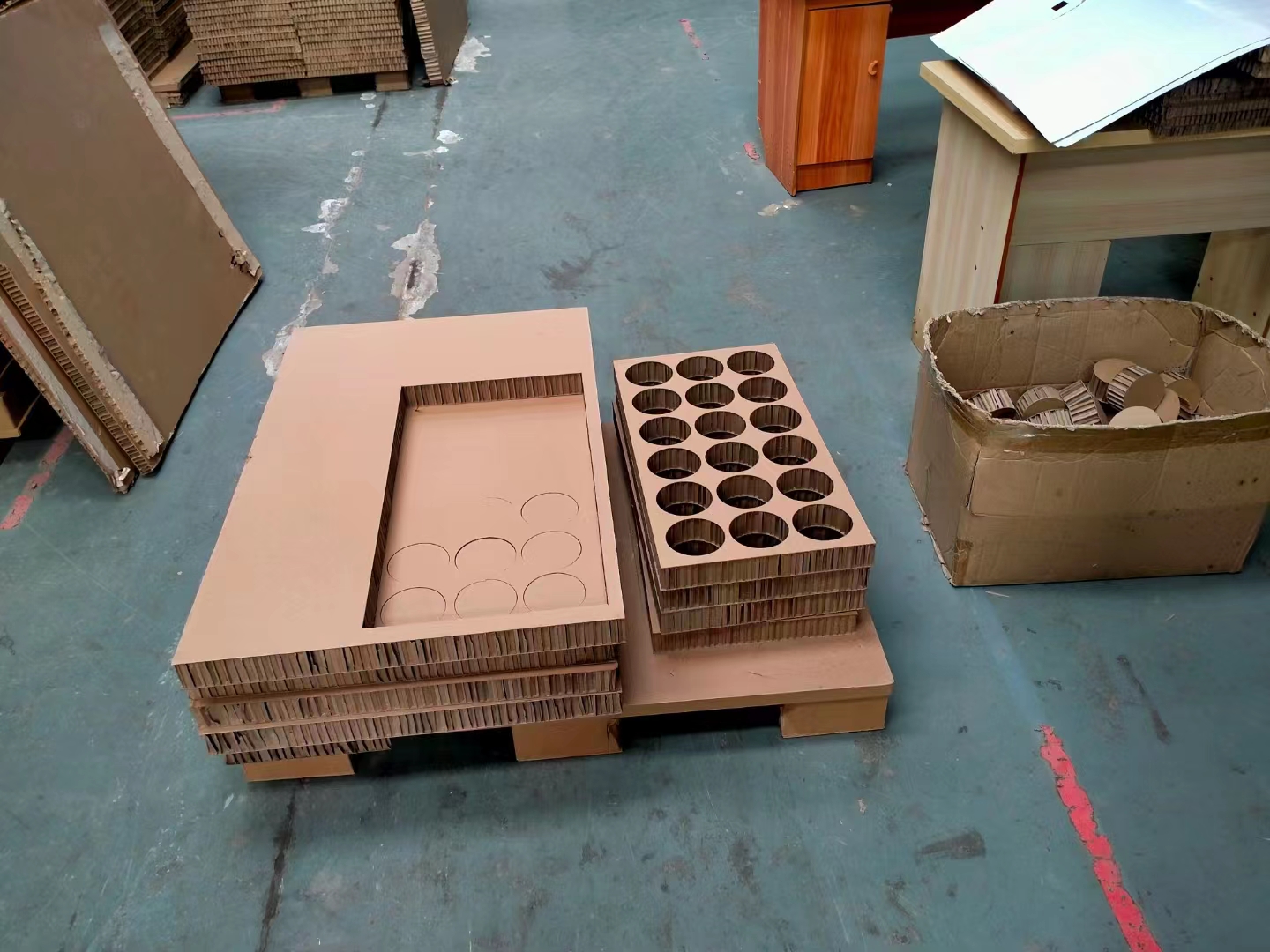 蜂窝纸板发展简史 - 客户案例现场，振动刀切割机高效加工