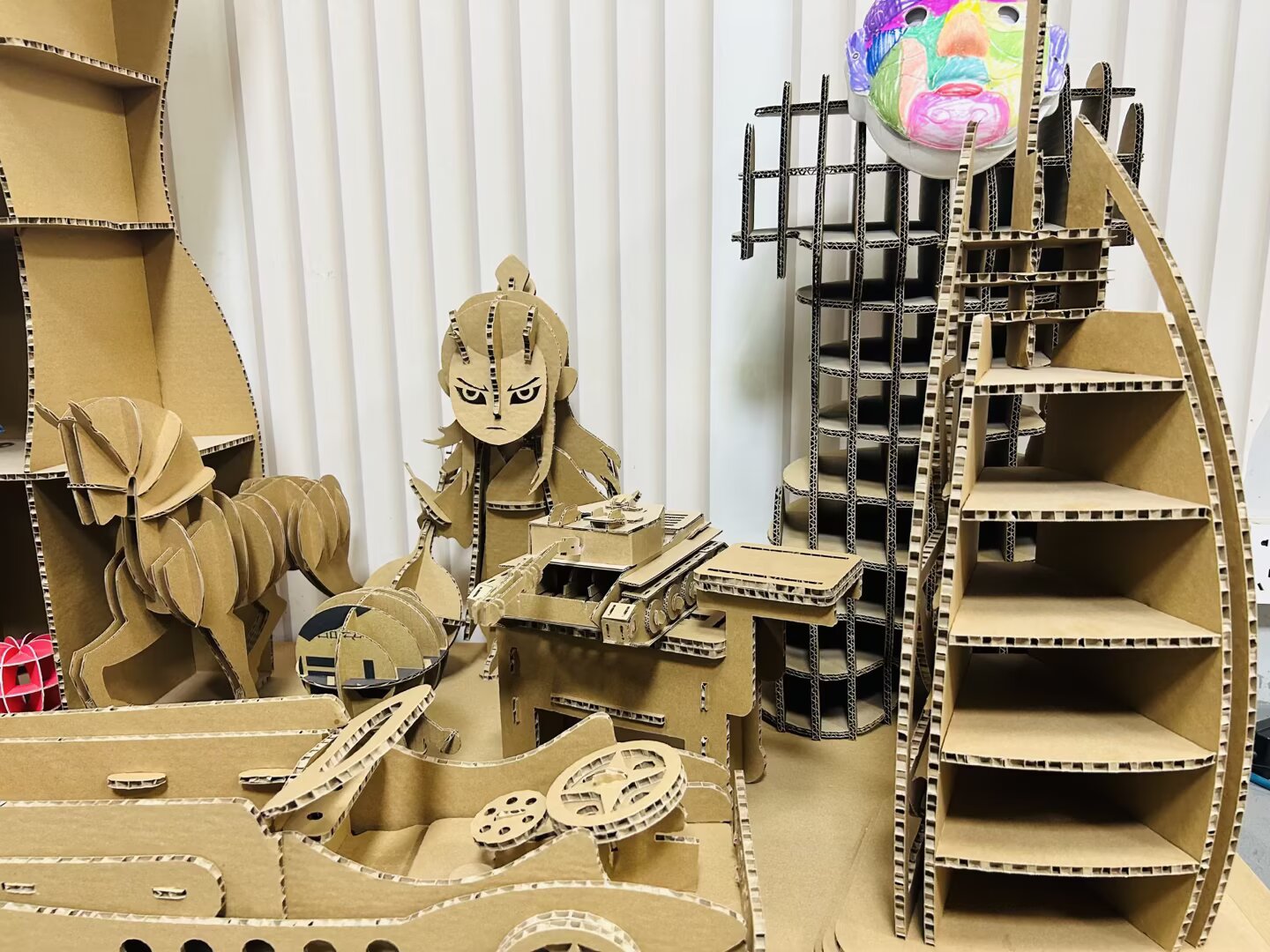商业美陈道具快速制作方案-瓦楞纸板玩具与展示架