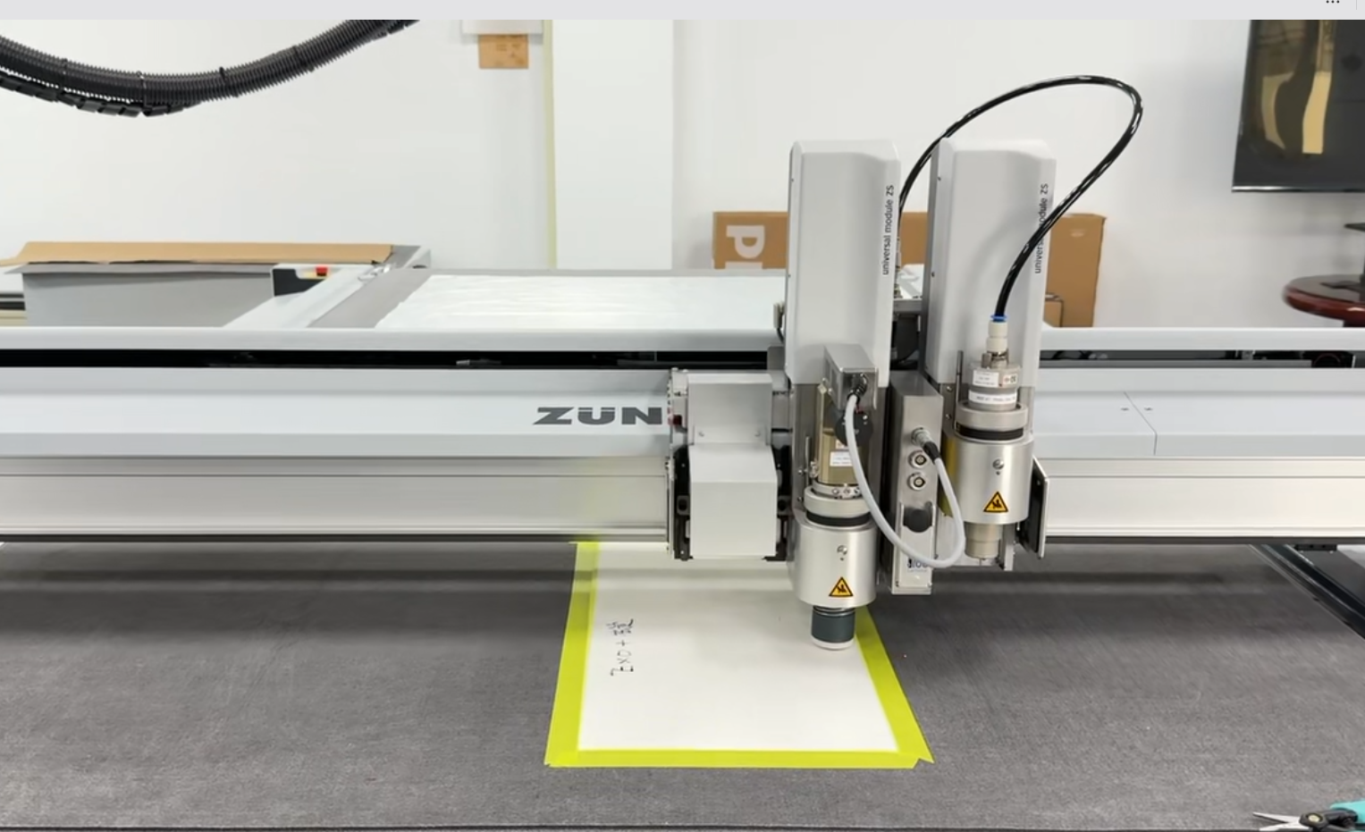ZCRC dual-head cutter close-up during aramid fiber processing - 数字切割机