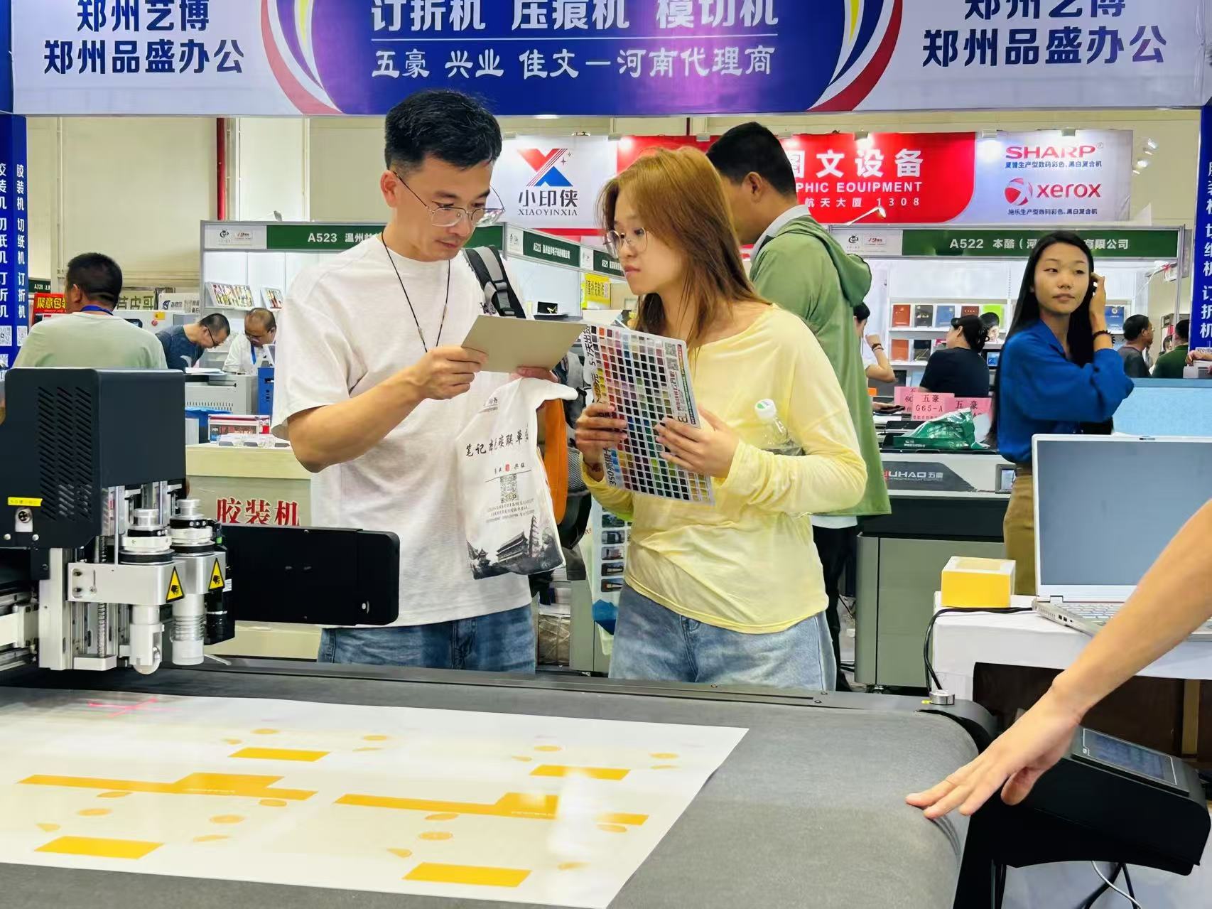 小批量包装定制郑州展风彩 - 应用场景实拍，振动刀切割机高效加工