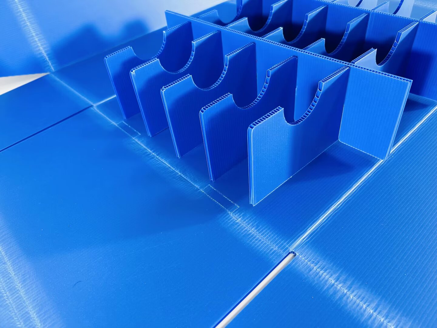 臻彩ZCCUTTER切割+压轮加工PP中空板3D城市模型样品 - 数字切割机
