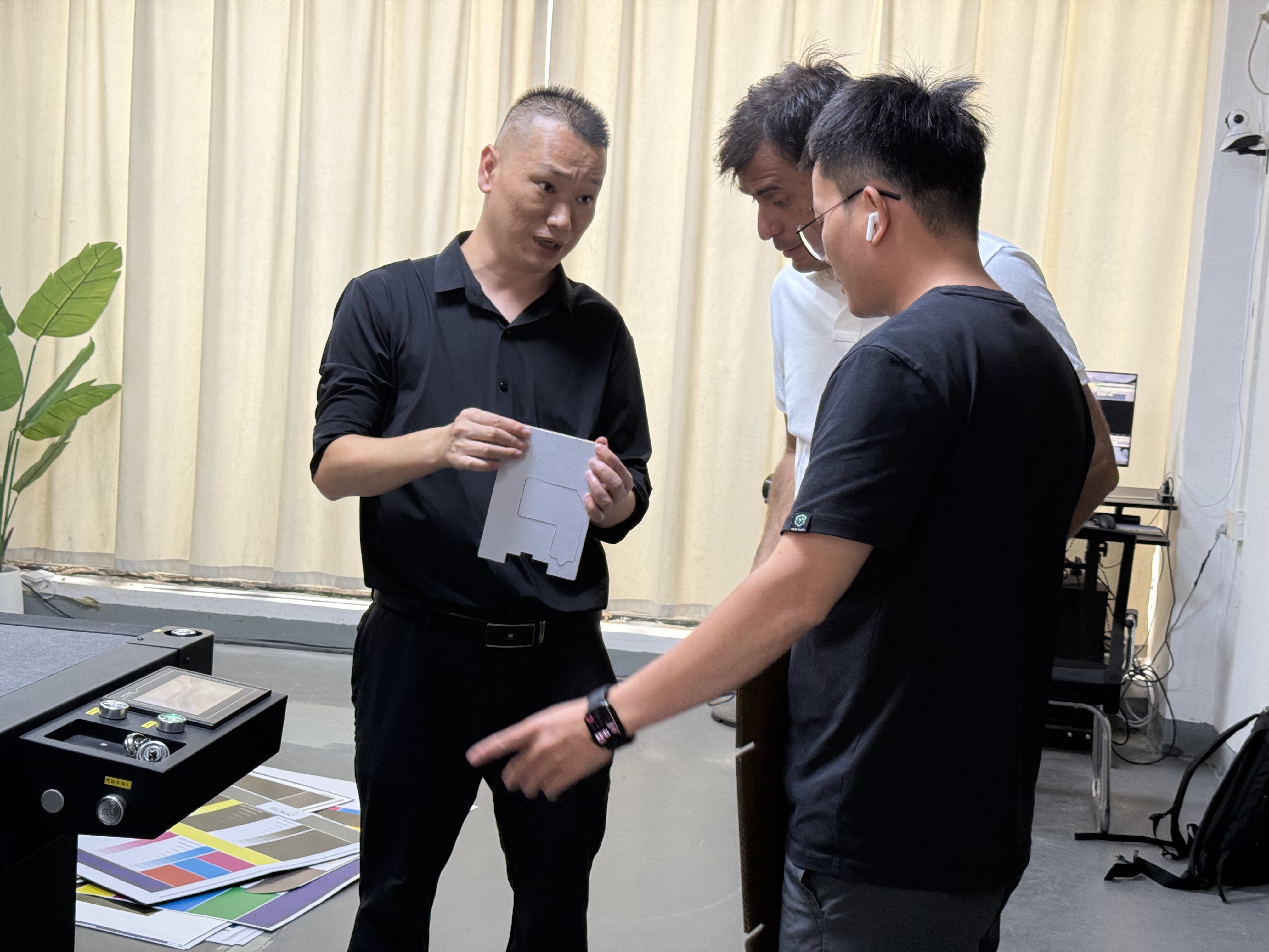 ZCCUTTER振动刀切割机设备运行特写