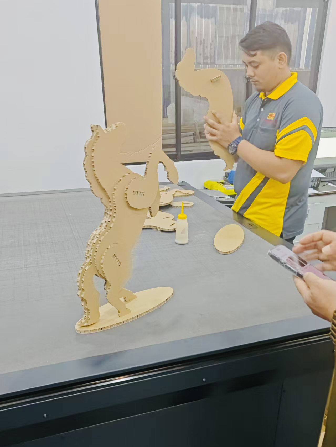 Malaysian Packaging Company Builds Honeycomb Board Commercial Display Flexible Production Line with Three ZCCUTTER Machines - Machine Operation Close-up - 数字切割机